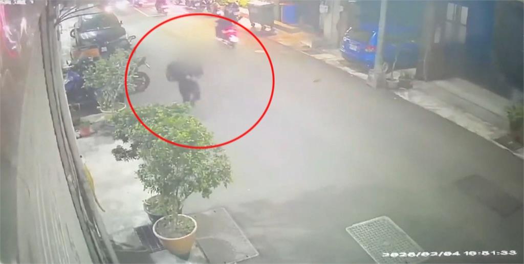 稱遭隔壁桌「穿外套」動作嚇到　男子蒸餃店持利器刺傷對方右肩