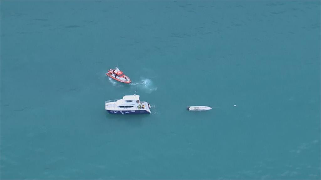 疑與大鯨魚相撞！紐西蘭觀光船翻覆倒蓋　11人釀5死救援畫面曝　
