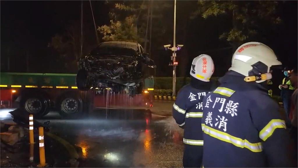 喝茫了!酒駕自撞胡璉將軍像 車輛爆炸燃燒駕駛昏迷