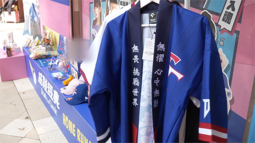 全台瘋WBC! 超商推限量周邊 連門市也大換裝