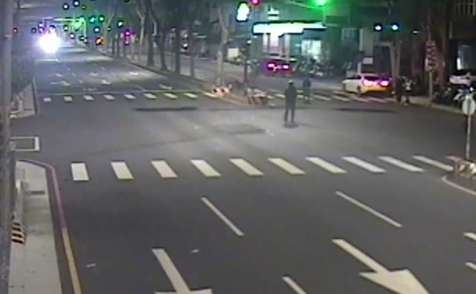 豪華休旅急左轉彎噴50萬鈔票雨！　路人幫忙撿拾追回近40萬