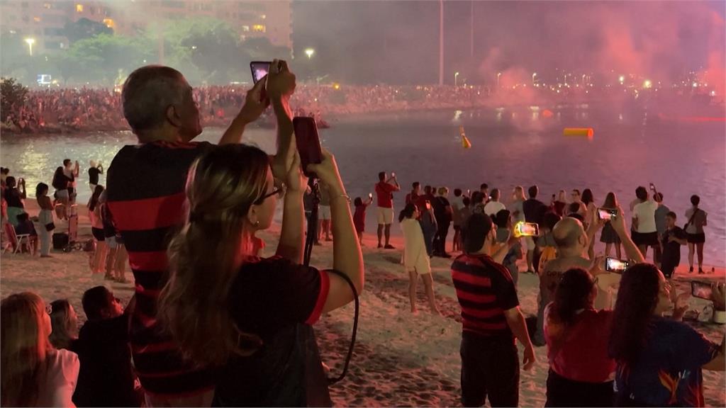 里約熱內盧巨型「海上耶誕樹」　迎耶誕季！亮燈儀式吸引上千人