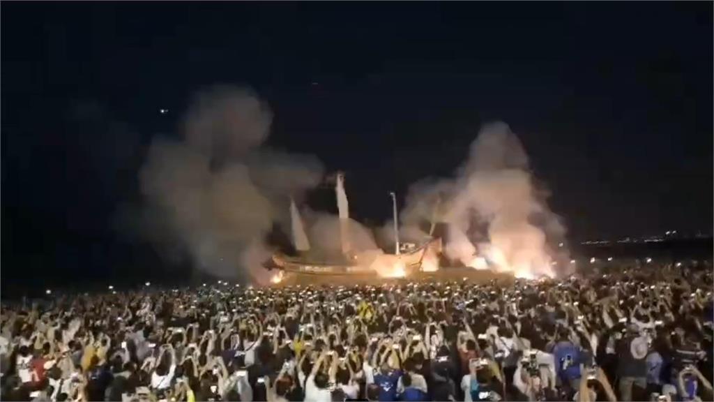 快新聞／東港迎王祭典重頭戲「燒王船」　信眾湧入拍攝壯觀場面