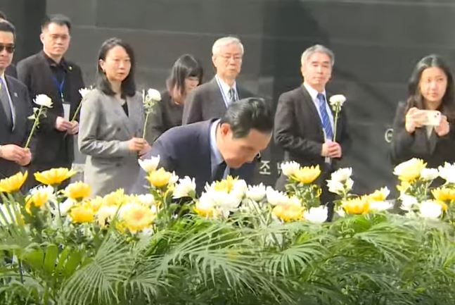 畫面曝光!馬英九參訪南京大屠殺紀念館 著深色西裝默哀獻花