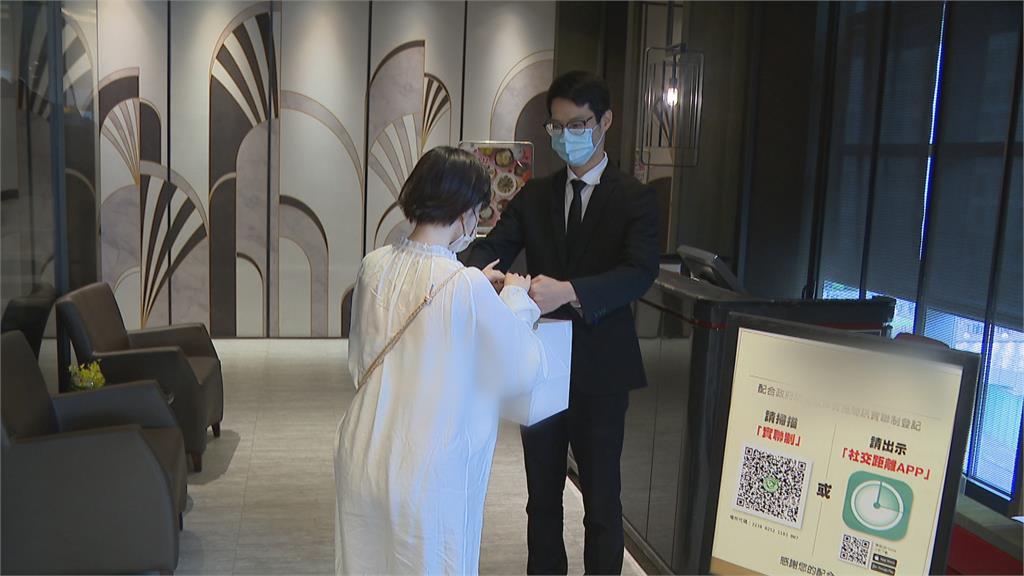 本土疫情升溫！　百貨業者重啟「店外快取」服務