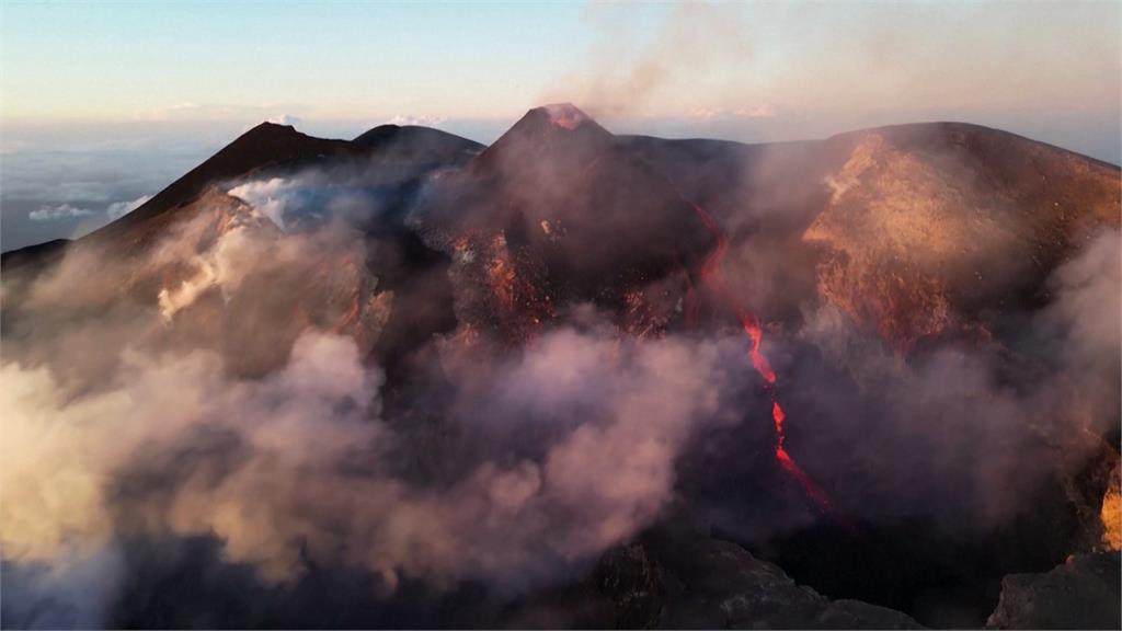 義大利「埃特納火山」噴發 火山灰覆蓋卡塔尼亞街道黑壓壓