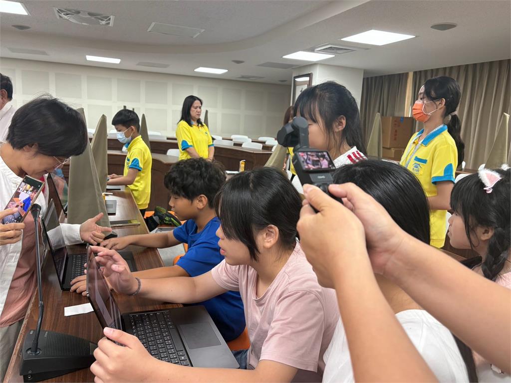 百事益整新微軟SURFACE筆電捐佛光山好苗子學堂   助經濟不利學童增數位資源