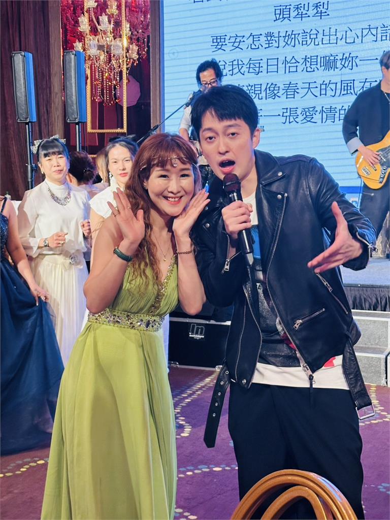 霸氣樂團受美迪兒美容連鎖加盟品牌春酒演出!全場氣氛沸騰
