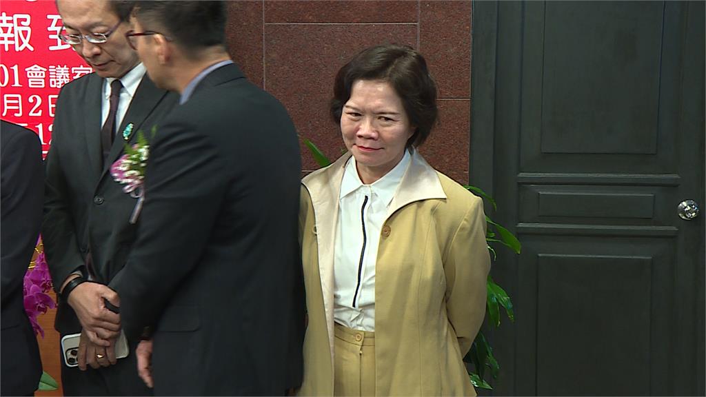 李貞秀拿出「返中機票」自清　嗆內政部「退中籍表」　自己申請看看