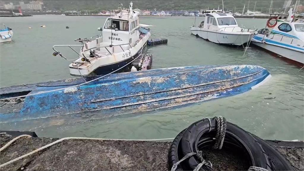 國家級警報「10級強陣風」來襲！　基隆碧砂漁港百萬遊艇被吹翻