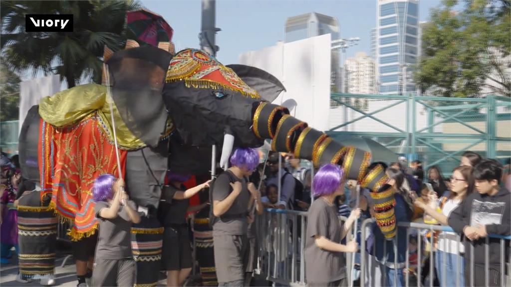 香港藝術嘉年華推4公尺巨型木偶　率數百人隊伍街頭巡遊