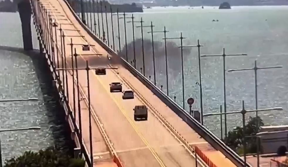 金門大橋首起火燒車意外! 情侶急跳車逃生 疑爆胎自撞釀禍