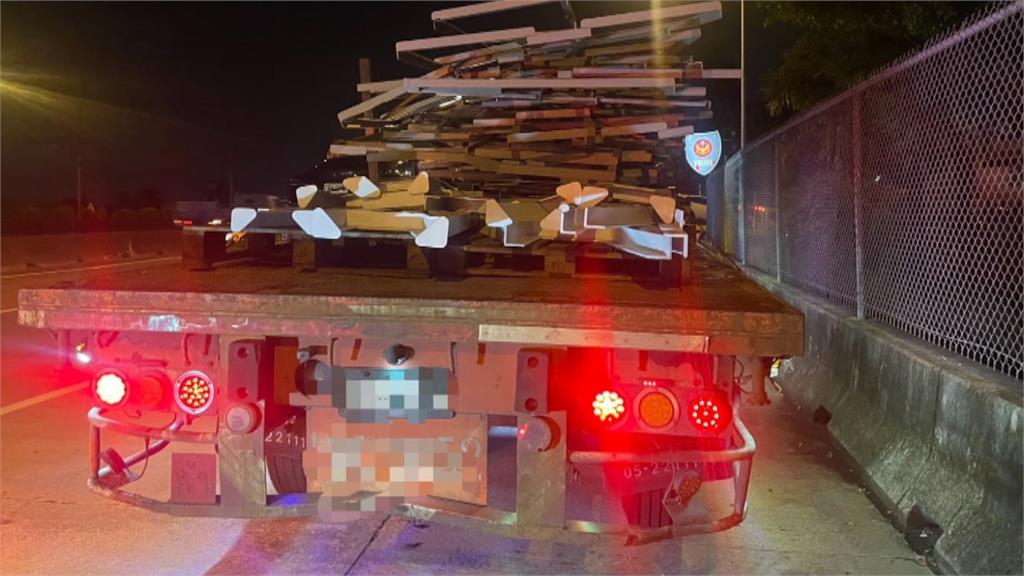 國1台南半聯結車載鐵架散落車道　43車遭波及慘爆胎