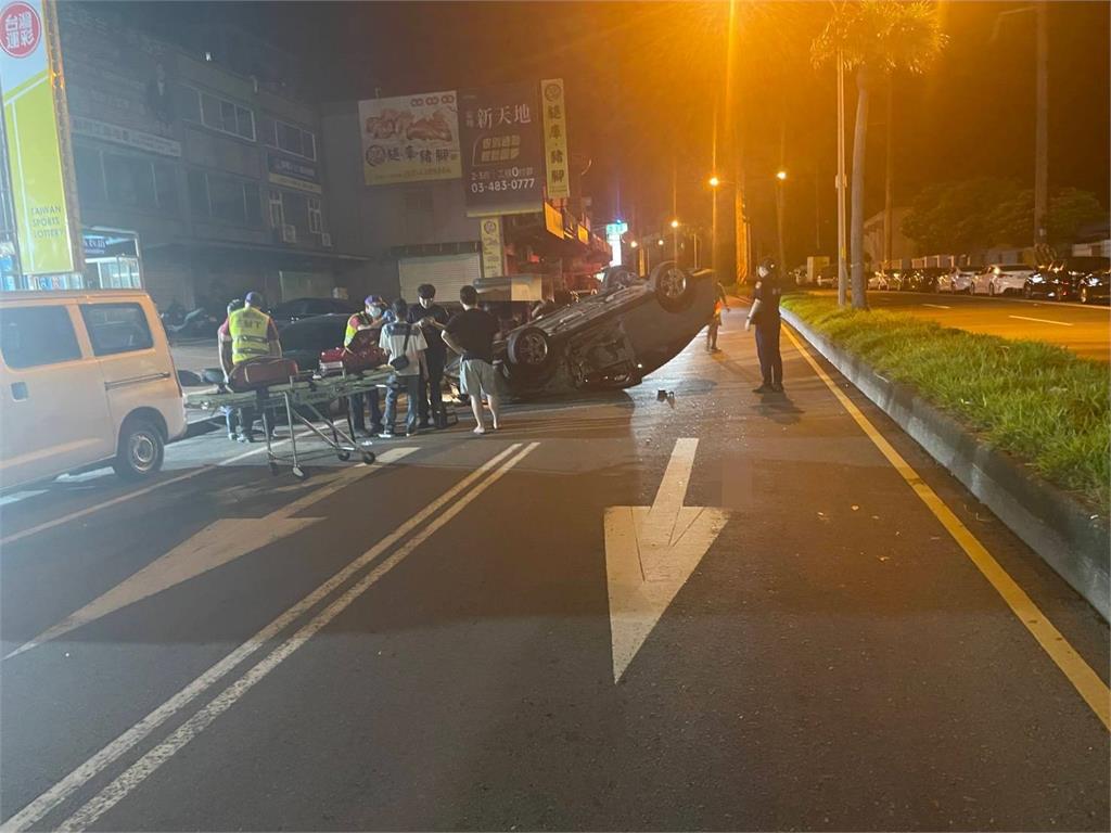 疑疲勞駕駛!越南籍男子駕車載同鄉連撞5車 「烏龜翻」躺馬路