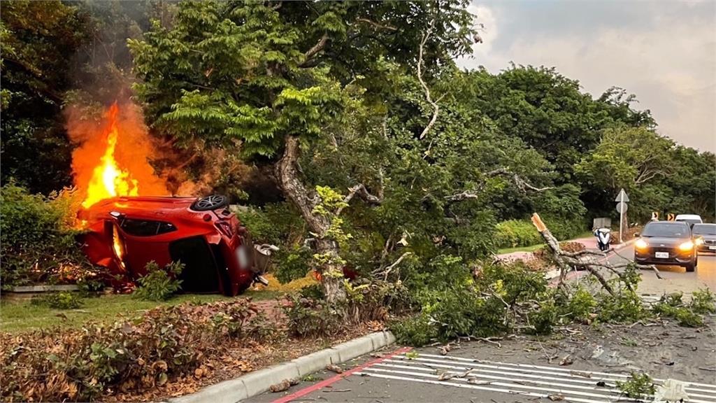 百萬跑車過彎失控撞路樹　車輛翻覆還起火　駕駛受到「極度驚嚇」