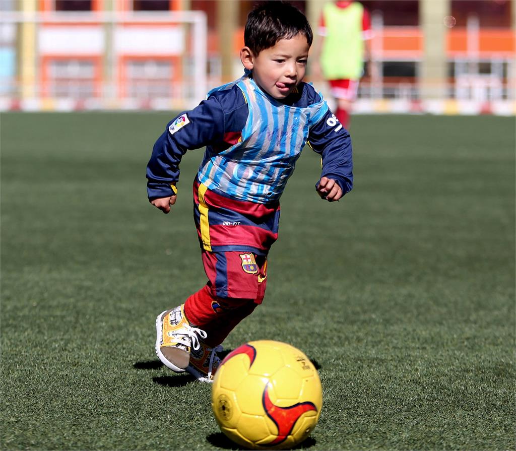 足球／阿富汗小球迷太窮自製「梅西戰袍」！本尊送球衣再邀請觀賽