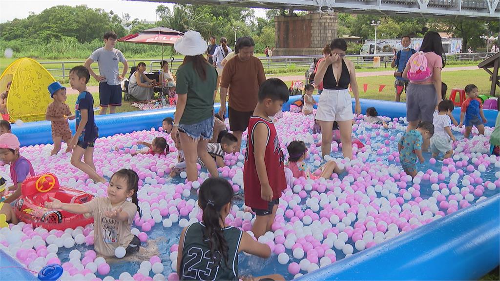 高雄大樹水樂園開張！　戲水氣墊免費玩邀大小朋友「清涼一夏」