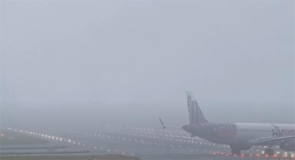快新聞/班機起飛前最後一刻「鬼轉」停飛!風雨畫面曝光 網友笑:果斷棄權