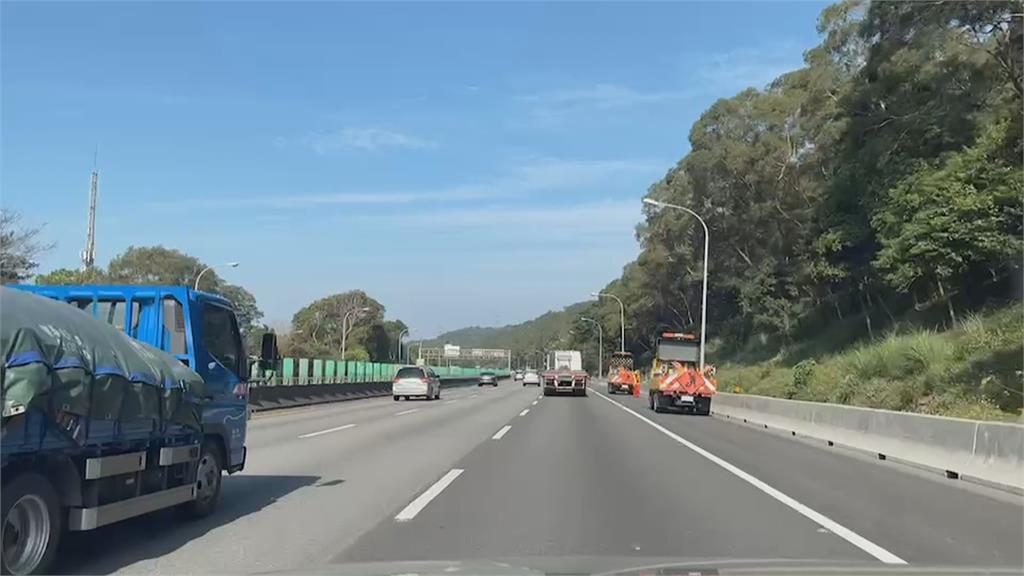 特技表演！？　國3休旅車撞轎車　失控傾斜45度驚險回穩