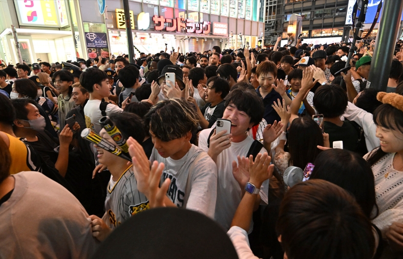 快新聞/日職阪神虎時隔18年封王 球迷擠滿道頓堀畫面曝光
