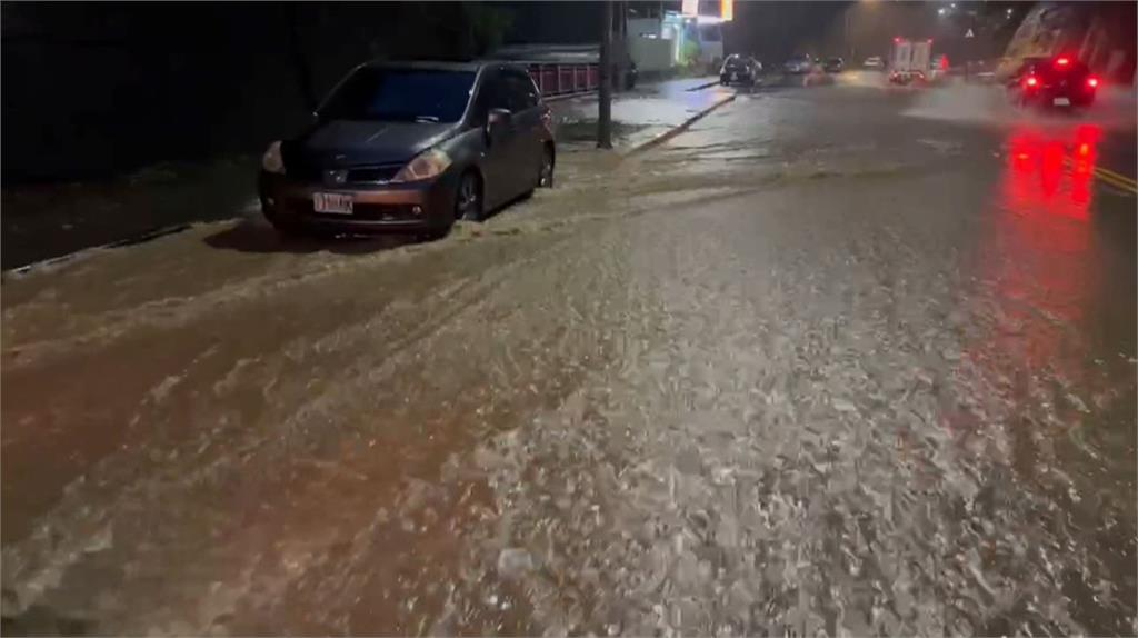 大豪雨!基隆調和街路面成溪流 新北瑞芳泥水淹民宅