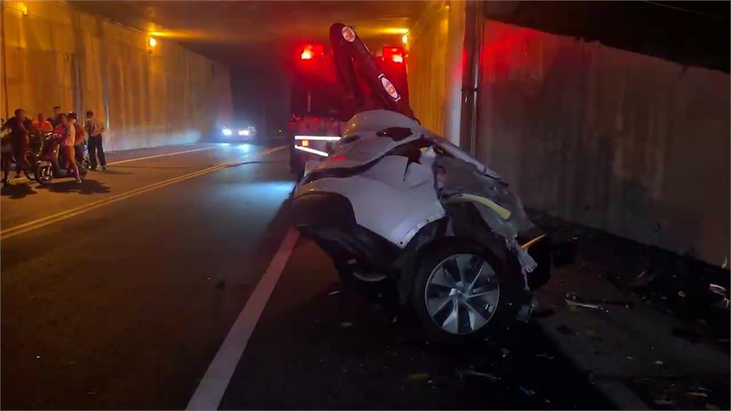 國1虎尾段電動車火燒車釀1死2傷 消防用隔水板滅火