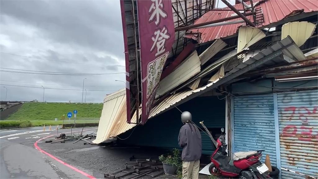 台南大賣場巨型招牌遭吹斷 傳爆炸聲.火花四射