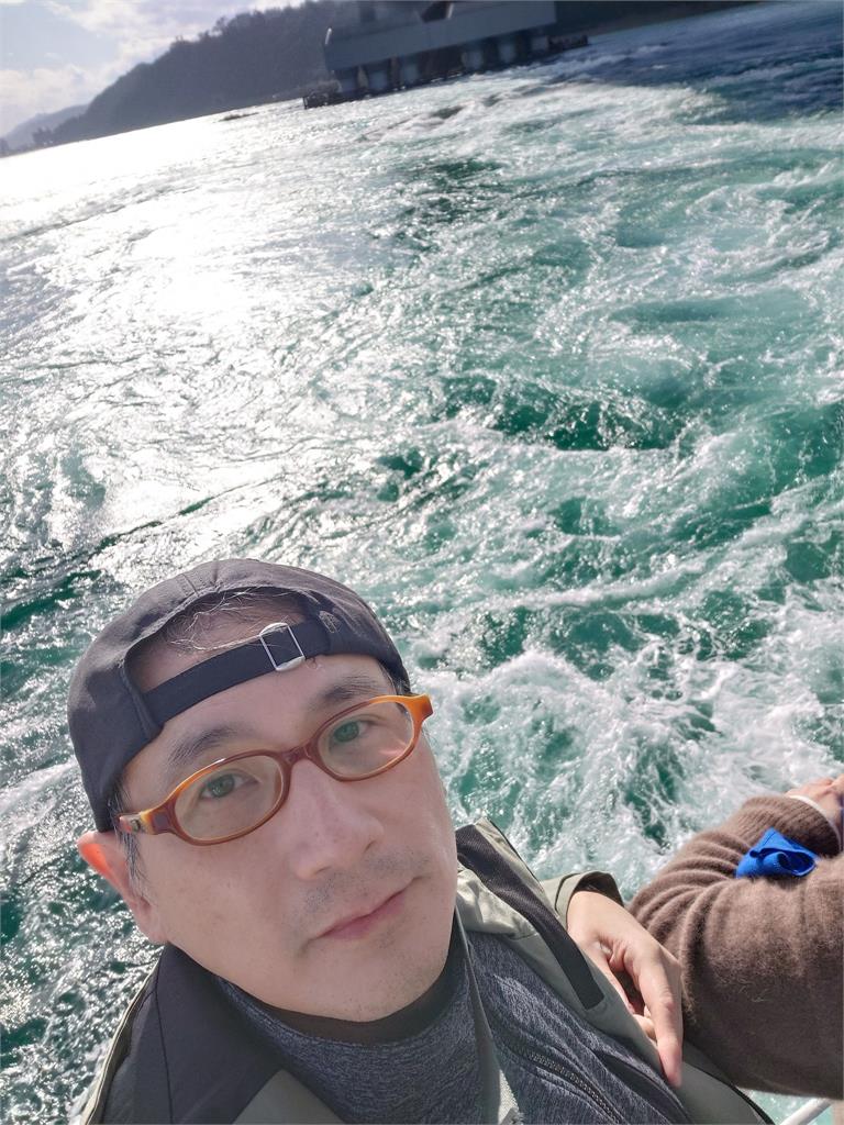 白髮阿北倒地「慘遭制伏」竟是鄭運鵬！網一見畫面笑出來：賴祥德我不會去扶的