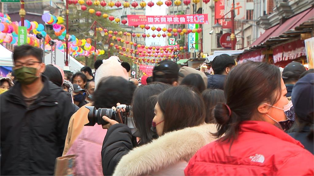 年貨大街開跑首日人潮翻倍　魷魚絲、豬肉乾價格漲