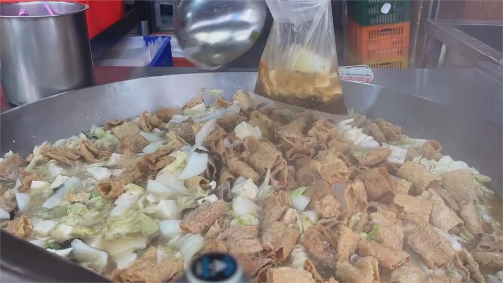 噁! 知名砂鍋魚頭"撈出整隻小強" 業者道歉.緊急消毒