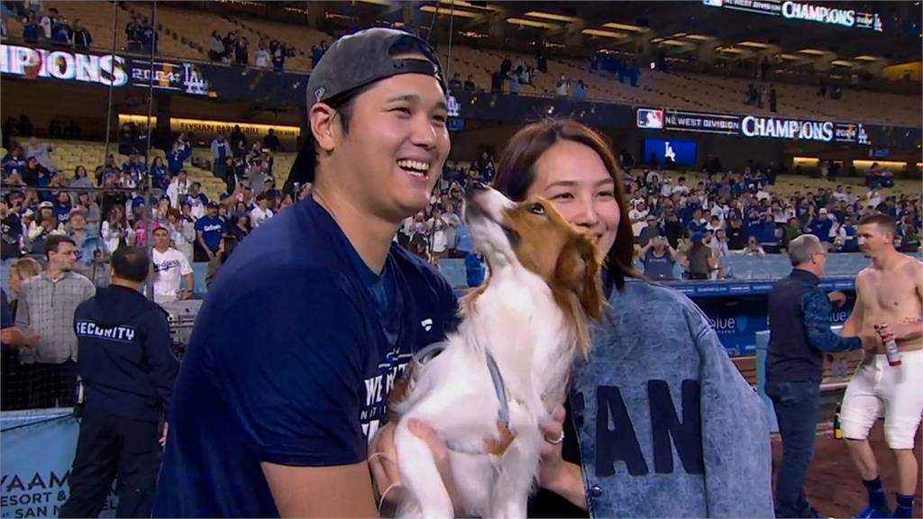 MLB(影)/大谷翔平竟玩別人家的狗? 希望「彈額頭」沒有看到