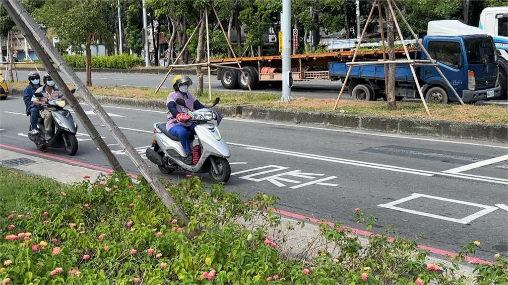 騎士「陰影躲太陽」提前停車 遭後方公車直接追撞