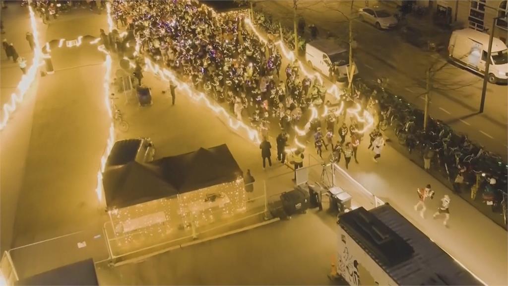 哥本哈根燈光節 1200名跑者穿上燈泡裝夜光路跑
