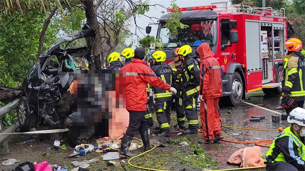 快新聞／花蓮台9線轎車打滑自撞路樹　車卡樹中嚴重變形「3人無生命跡象」