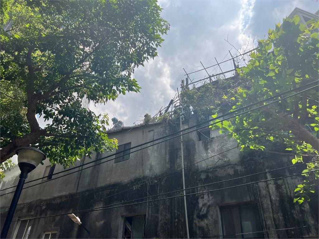 最新／新北板橋韓式烤肉店失火了！頂樓突冒煙　消防急趕赴現場