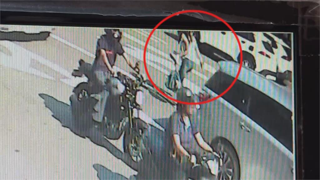 驚險瞬間！情侶爆口角　女子「跳車」整個人從車裡摔出