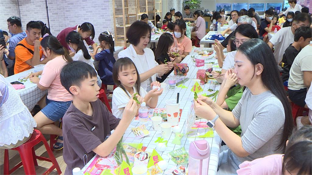 藍綠各自拚戰！何欣純端午搶親子票!　江啟臣玩陸上龍舟賽