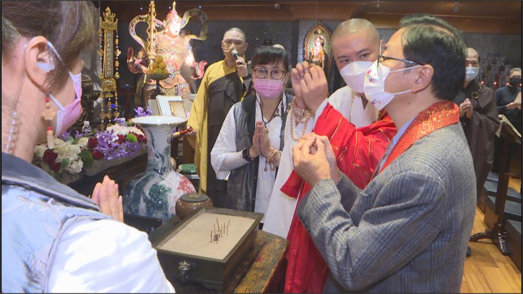 參加點燈祈福法會！張善政：桃園越來越好