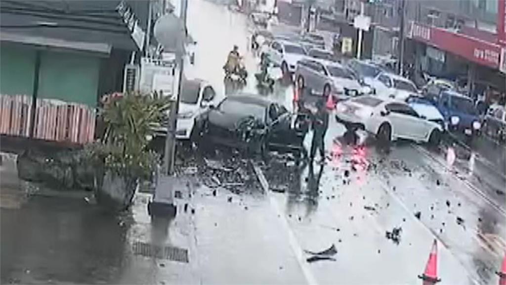 大雨釀禍　轎車失控打滑衝對向車道　砰！一旁店家查看　見4車撞一團