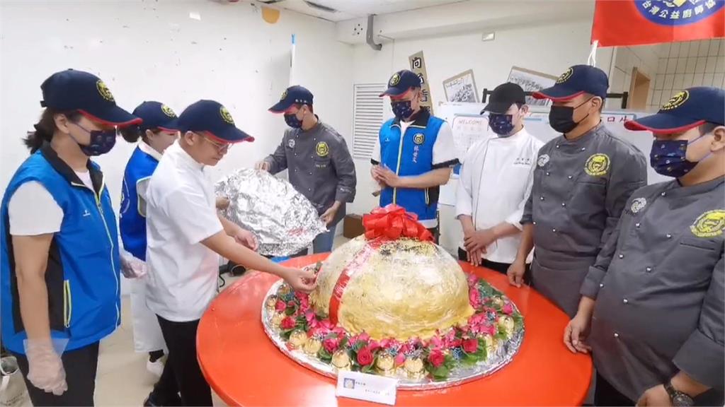台灣公益廚師協會中秋義廚活動　聖心教養院製作「巨無霸月餅」