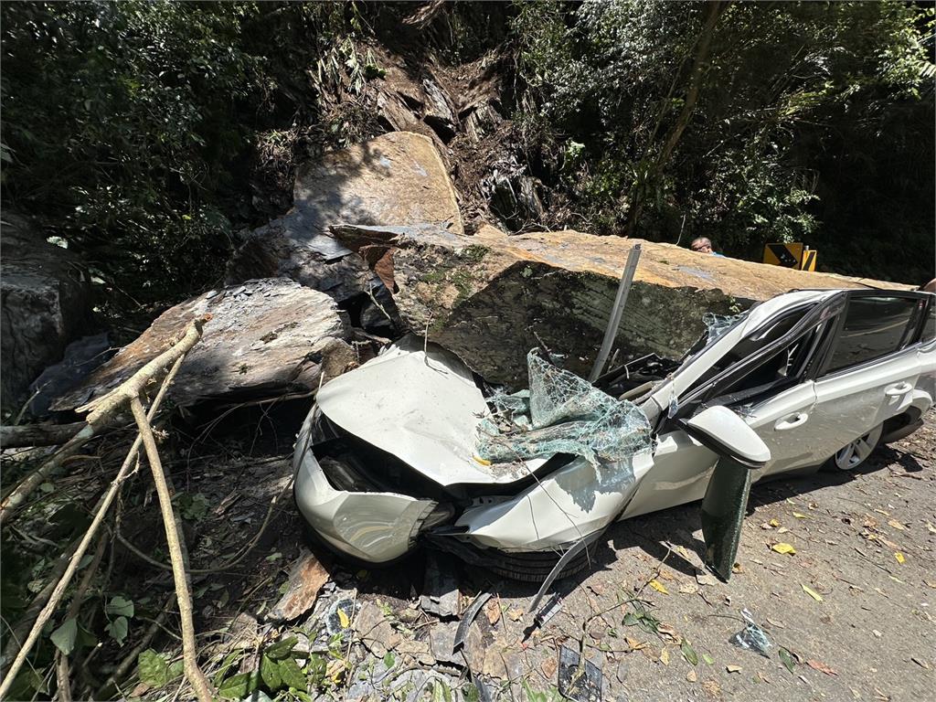 快新聞／新北烏來驚傳「落石坍方」！小客車遭砸全毀畫面曝