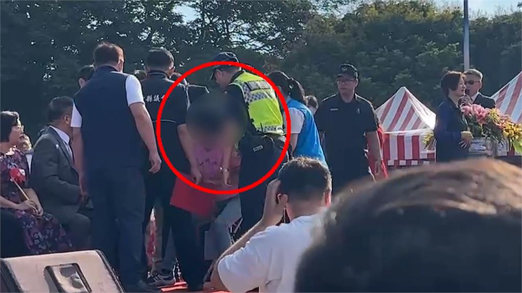 竹縣府辦升旗典禮 婦人突衝上台嗆「教育局長下台」