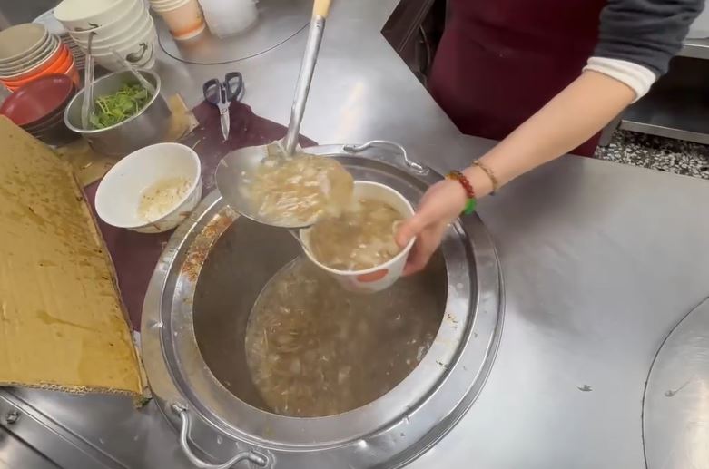 里長帶路吃美食! 新竹魷魚羹飄香40年 真材實料擄獲饕客