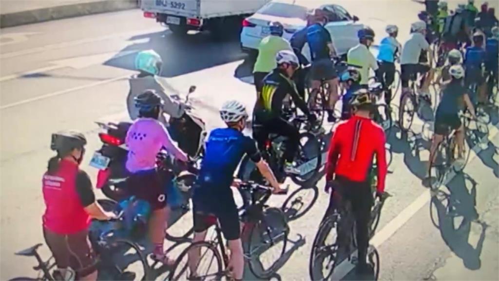 環島單車隊40人集體闖紅燈　領隊致歉：車道縮減憂影響車流