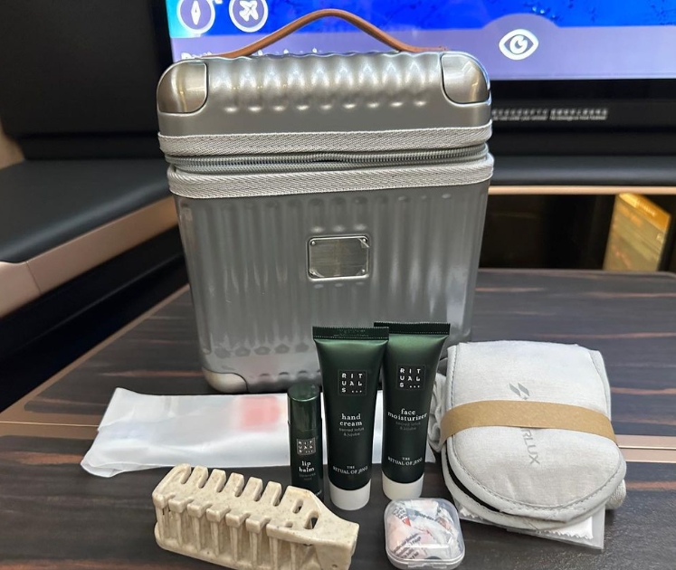 百萬航空網紅開箱「星宇首航洛杉磯」！大讚餐點、行李箱造型盥洗包
