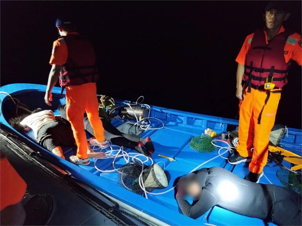 快新聞/中國漁船夜闖東沙被抓! 海巡署強勢扣舟3人遭驅離