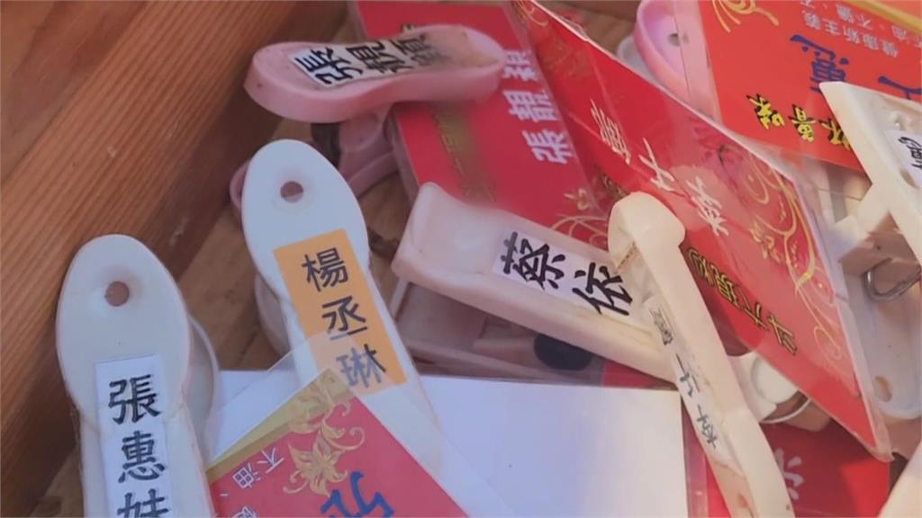 周董也來買！　滷味攤光顧的「全是大咖」候餐牌設計吸客