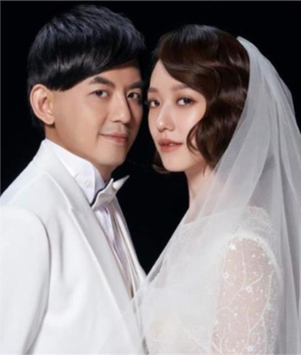 斷開黃子佼「孟耿如離開台灣」現身英國！罕見露臉「暗黑細肩帶」見客