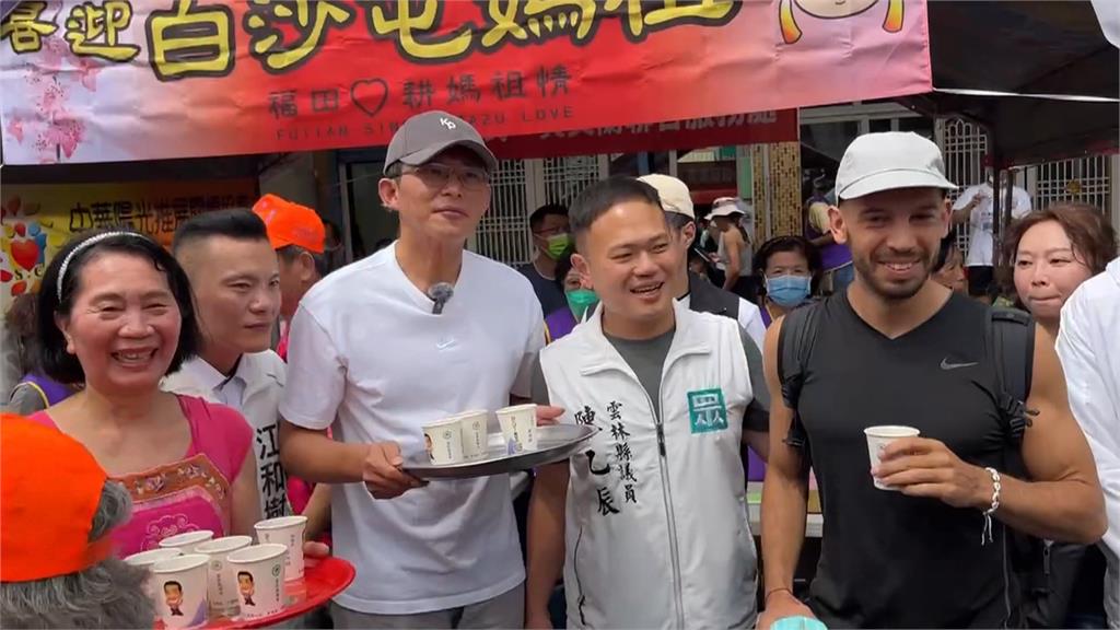 黃國昌乘座機車「參與白沙屯進香」 四叉貓:違規還咆哮