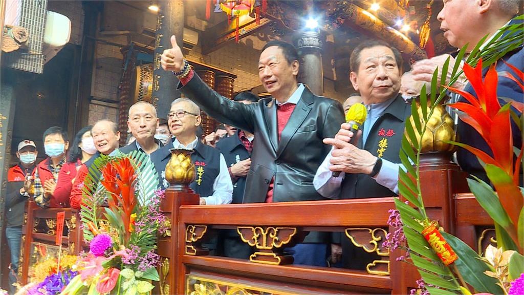 侯友宜慈惠宮參拜支持者喊「選總統」 參選2024?郭台銘:給神明決定